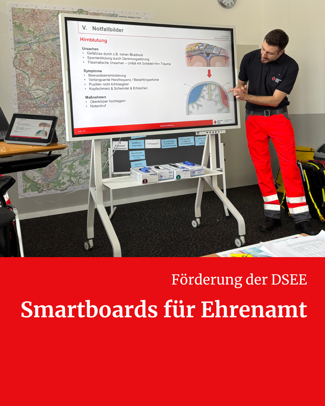 Ein Ehrenamtlicher des DRK Essen veranschaulicht Schulungsinhalte am neuen Smartboard.