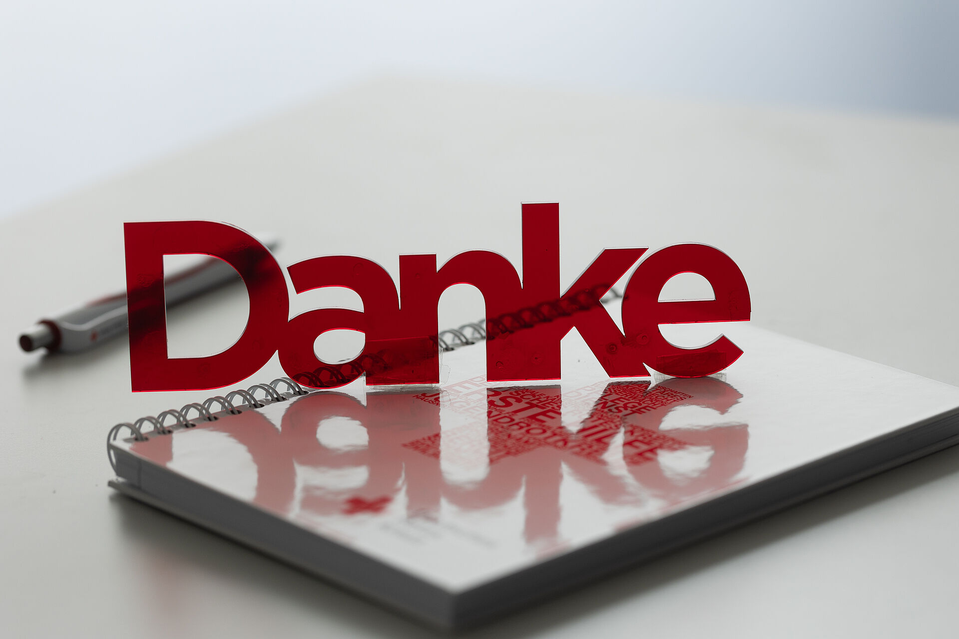 Fördermitgliedschaft Roter Dankeschriftzug steht auf einem Tisch