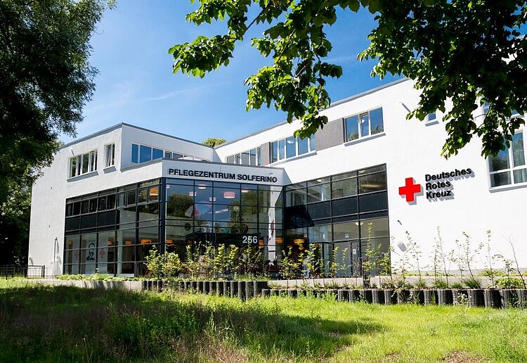 DRK-Pflegezentrum Solferino Das weiße moderne Gebäude des Pflegezentrums Solferino im Sonnenschein.