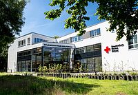Das weiße moderne Gebäude des Pflegezentrums Solferino im Sonnenschein.