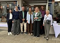 Gruppenfoto von der Zentrumsleitung mit städtischen Vertreter*innen vor dem Eingang des Zentrums 60plus in Essen-Werden.