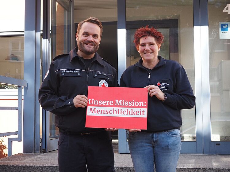 Unterkunft_Franziskanerstraße.jpg Abteilungsleiter und Einrichtungleiterin vor der Unterkunft für Geflüchtete an der Franziskanerstraße