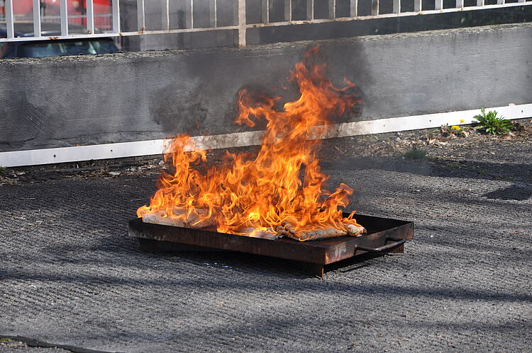 Brandschutzhelfer Feuer in Feuerkorb