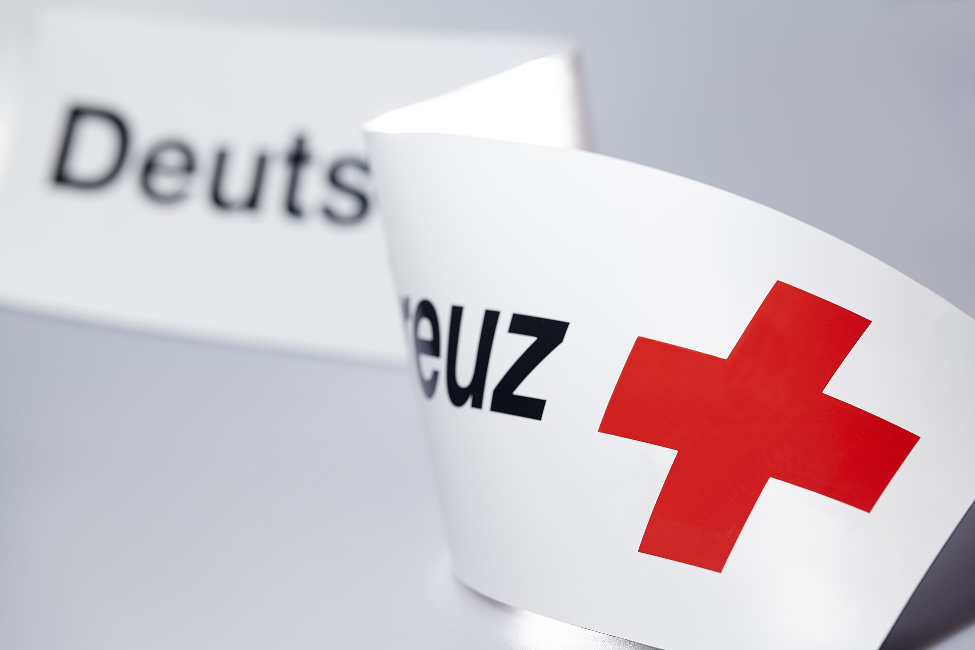 Weiße Banderole mit DRK-Schriftzug und rotem Kreuz