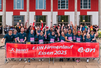 Das Team des DRK Essen jubelt in die Kamera beim 15. E.ON Firmenlauf.