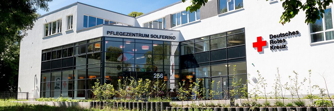 Pflegezentrum Solferino Das weiße moderne Gebäude des Pflegezentrums Solferino im Sonnenschein.