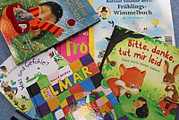 Zu sehen sind verschiedene Bilderbücher, die kreuz und quer übereinander liegen.