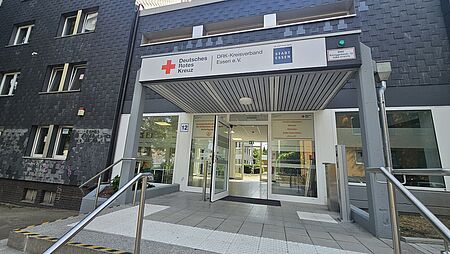 Außenaufnahme des Eingangsbereichs der Unterkunft für Geflüchtete und andere Bedarfsgruppen in Essen-Huttrop
