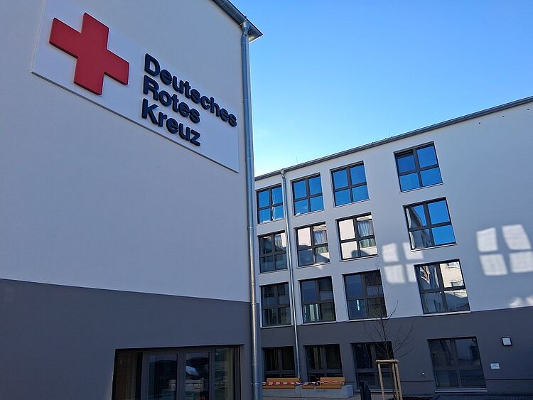Außenansicht.jpg Fassade des DRK-Pflegezentrums Stauderstraße mit DRK-Logo
