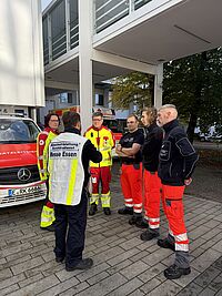 Einsatzkräfte bei der Einsatzbesprechung vor der Messe Essen.