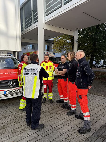 Einsatzkräfte bei der Einsatzbesprechung vor der Messe Essen.